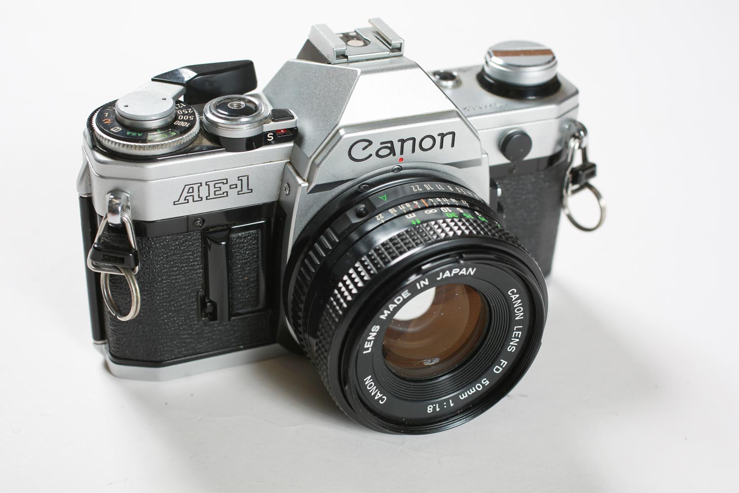 Appareil photo argentique Canon AE-1 vintage 35 mm avec objectif Canon 50 mm F/1.8