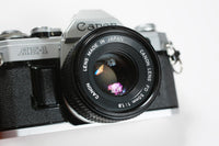 Appareil photo argentique Canon AE-1 vintage 35 mm avec objectif Canon 50 mm F/1.8