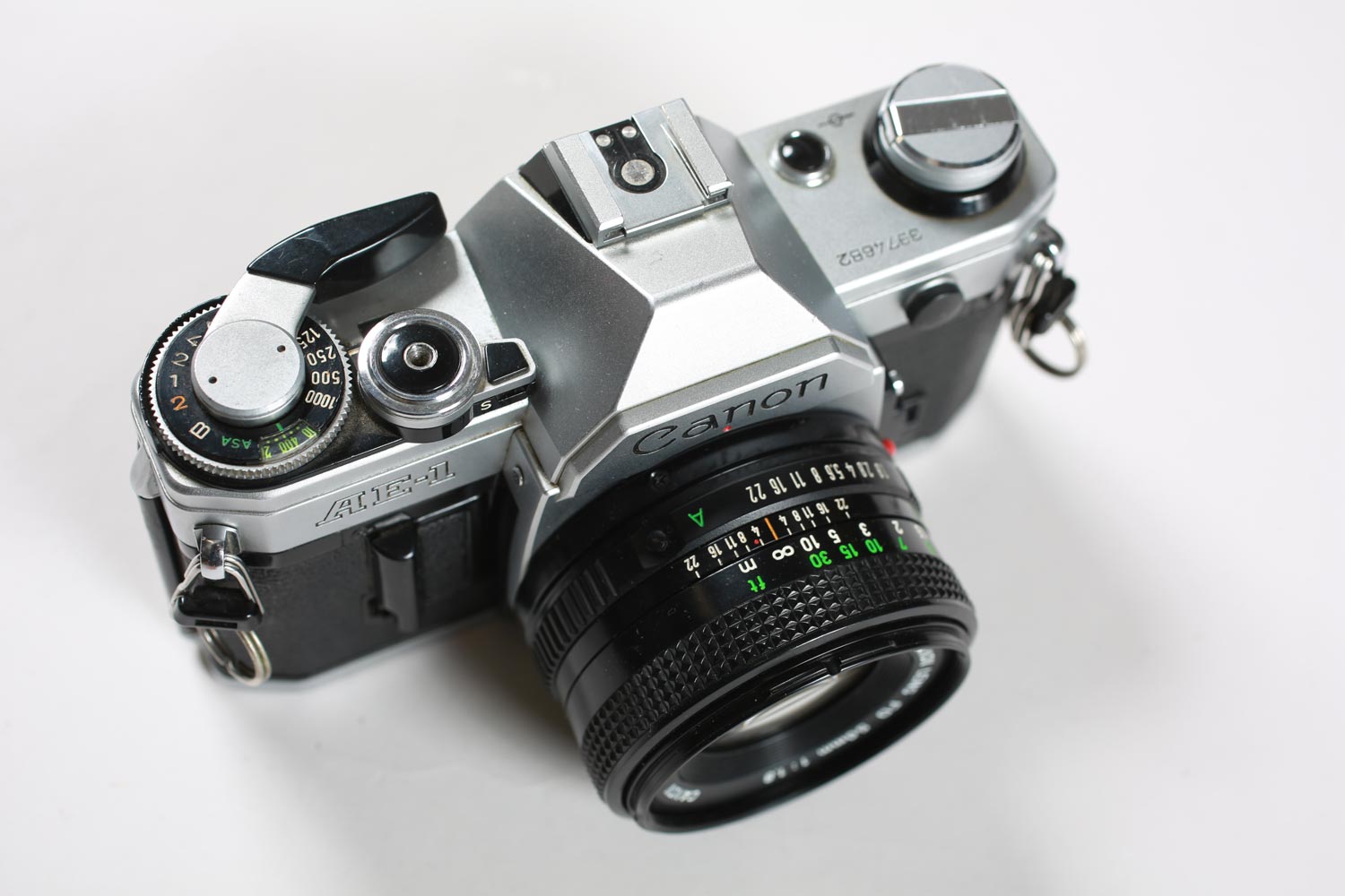Appareil photo argentique Canon AE-1 vintage 35 mm avec objectif Canon 50 mm F/1.8