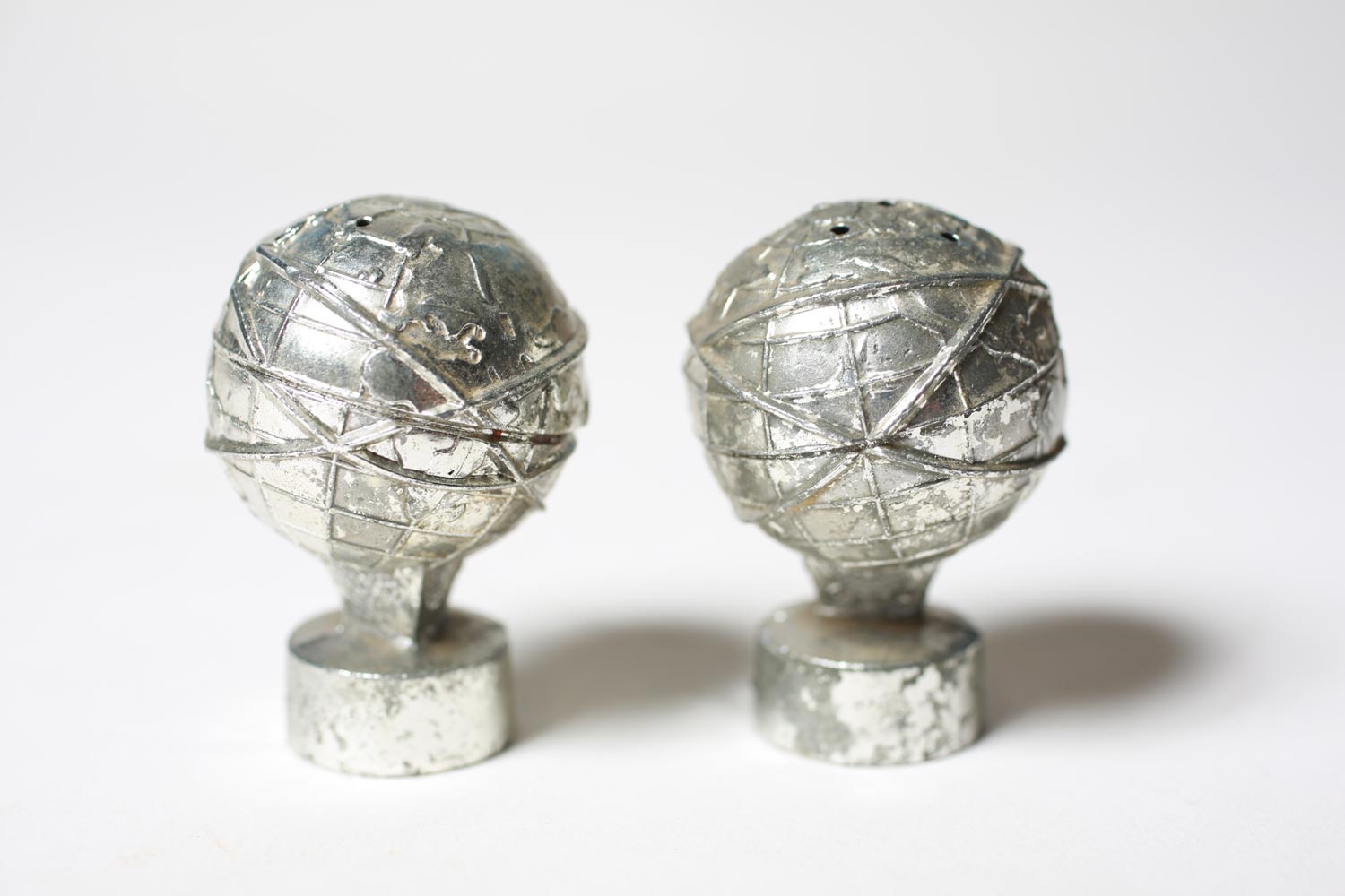 Vintage 1964 Flushing Meadows World's Fair NY Salt and Pepper Shakers With Tray