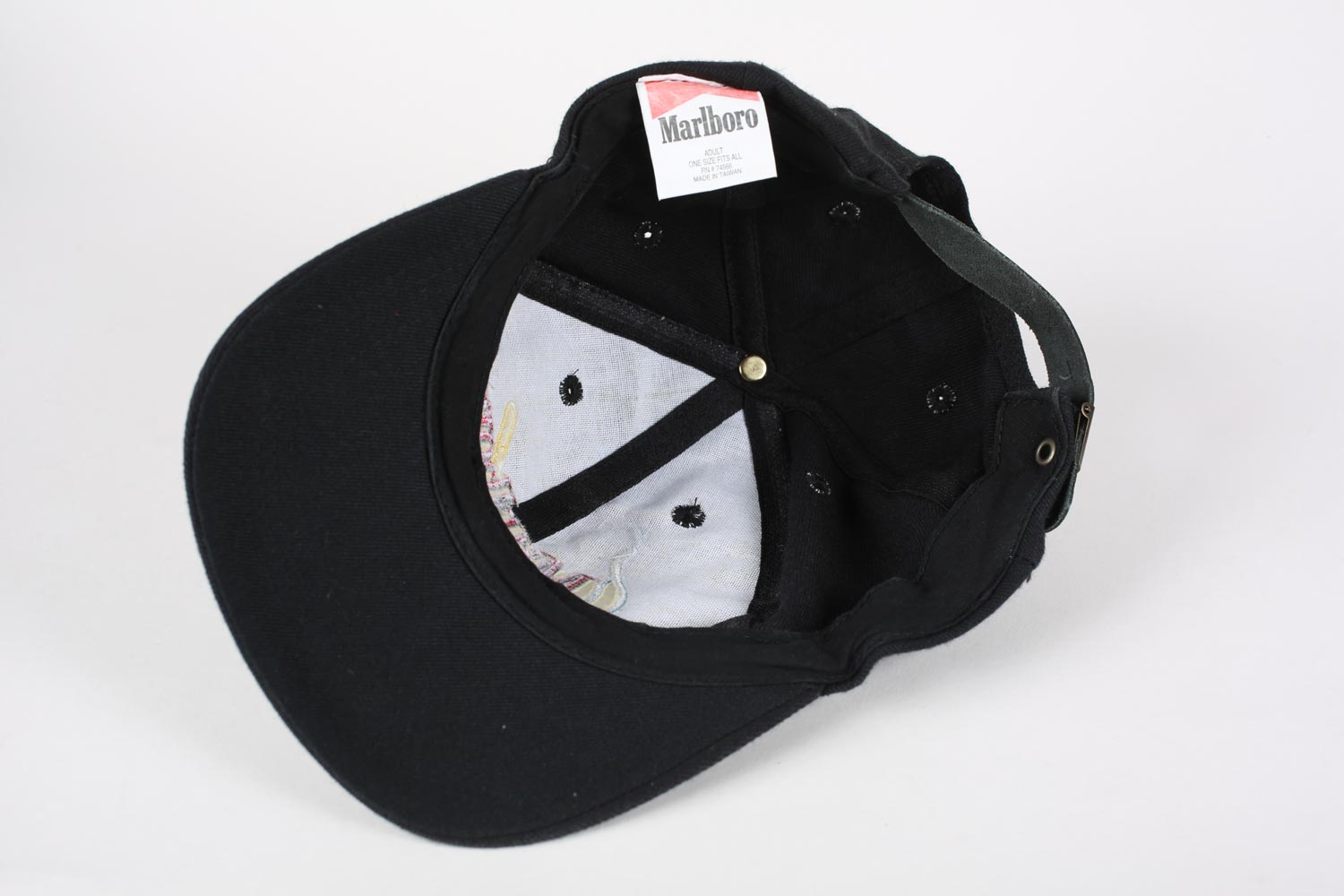 Marlboro 90s 刺繍ロゴ ブラックキャップ VINTAGE-MARLBORO-SNAPBACK-CAP-